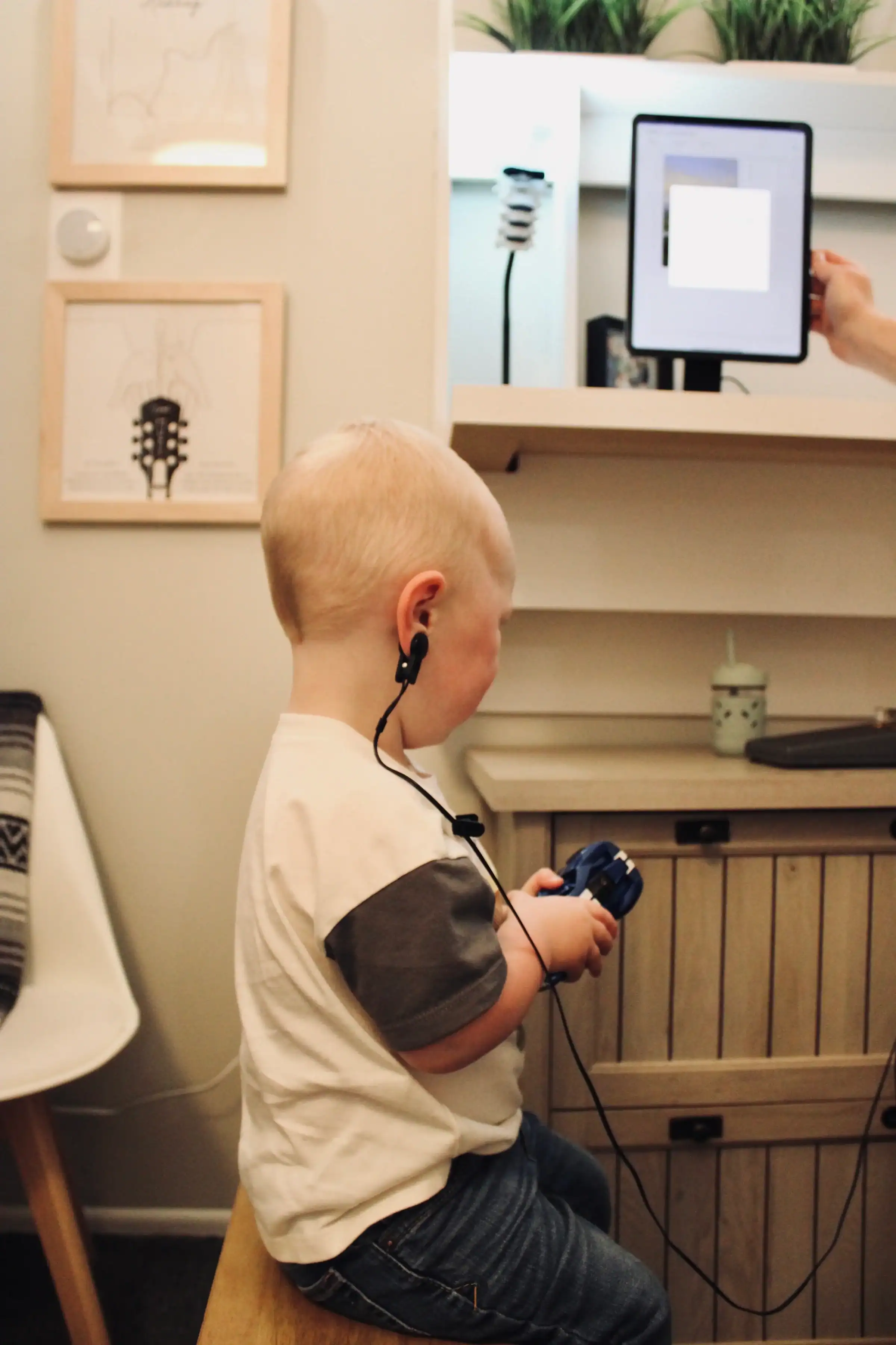 photo of child undergoing insight scan for sensory processing disorder test